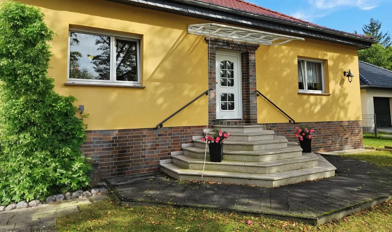 Trapezförmige geschlossene Außentreppen